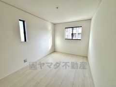 2面採光を確保した明るい室内は、風通しも良く、大変居心地の良い空間となっております。爽やかな風を感じて起きる朝は、快適生活の始まりに。