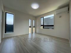 寛ぎの時間を紡ぎだす主寝室は、大型ベッドを置いても余裕の広さを確保しています。