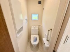 ウォシュレット付きトイレです。1階2階の2ヶ所にトイレがあるので、忙しい朝にもゆとりができますね＾＾ 温水洗浄便座リモコン付き。