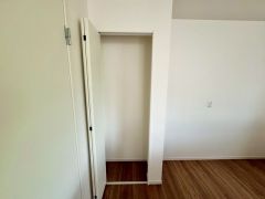 キッチン後方には収納コーナーがあります。備蓄品や日用品、大型の調理家電などを収納するのに重宝しそうです＾＾
