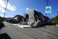 前面道路東側5ｍに面しています。