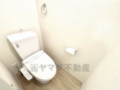 ウォシュレット付きトイレです。1階2階の2ヶ所にトイレがあるので、忙しい朝にもゆとりができますね＾＾