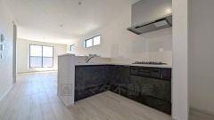 リビングダイニングを見渡せるキッチンです。家族とコミュニケーションをとりながら、楽しくお料理や片付けができそうです。