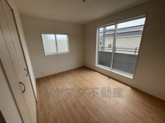暖かい日差しが差し込む洋室。たっぷり収納できるクローゼット付きでお部屋の中をすっきりと快適に保てます。