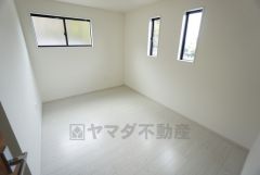 6帖。2面採光を確保した明るい室内は、風通しも良く、大変居心地の良い空間となっております。日当たりがよく、子供部屋としての利用もおすすめ。
