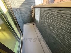 陽当たりの良いバルコニーです。お洗濯やお布団干しはもちろん、日光浴スペースにも。足元は防水工事施工済です。