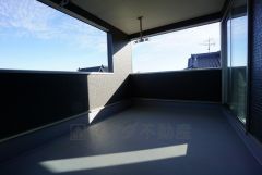 幅広のインナーバルコニーは急な雨から洗濯物を守りやすく、眩しすぎる日差しも和らげます。