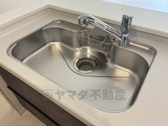 キッチンシンクは洗剤やスポンジを収納出来るラック付き。広さも確保しているので、大きなお鍋も洗いやすいですね。