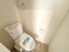 ウォシュレット付きトイレです。1階2階の2ヶ所にトイレがあるので、忙しい朝にもゆとりができますね＾＾ 温水洗浄便座リモコン付き。