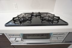 3種類の料理が同時に調理できる、3口ガスコンロ。忙しい夕食の支度時間が短縮できて効率よくお料理が楽しめます。