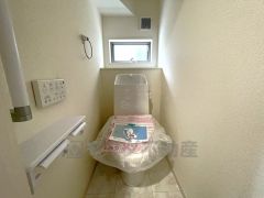 ウォシュレット付きトイレです。1階2階の2ヶ所にトイレがあるので、忙しい朝にもゆとりができますね＾＾