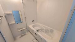 1日の疲れを癒すくつろぎのバスルーム。足を伸ばしてもゆったりと入れるサイズです。お子様と一緒にお風呂に入っても狭くないですね＾＾