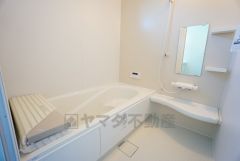 同仕様写真。現況と異なる場合は現況優先です。 1日の疲れを癒すくつろぎのバスルーム。足を伸ばしてもゆったりと入れるサイズです。お子様と一緒にお風呂に入っても狭くないですね＾＾