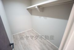 ウォークインクローゼット付き＾＾ハンガーパイプ下にボックスを置いて、枕棚を活用して、たっぷりと収納できそうです＾＾