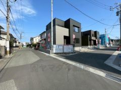 前面道路は西側約5m。北側約6m。