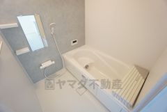 1日の疲れを癒すくつろぎのバスルーム。足を伸ばしてもゆったりと入れるサイズです。お子様と一緒にお風呂に入っても狭くないですね＾＾
