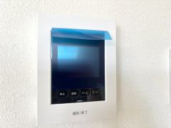 今や必需品となっておりますTVモニター付きインターホンです。録画・再生器のもついており防犯性もばっちりです。キッチン横にありワンタッチで外の方とお話ができますので便利です。