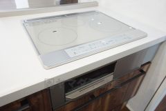 お手入れのしやすいIHクッキングヒーターです。3口コンロなので、効率よくお料理が楽しめます。毎日のお料理も楽しくなりますね＾＾