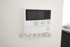 キッチン横からお湯張り、追い炊き、足し湯がボタン一つで楽々操作できる給湯機リモコンです＾＾忙しい夕飯の準備の時間帯に重宝しますね。