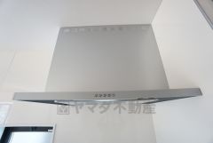 レンジフード。調理中に出る湯気や油分などを効率よく外に逃がしてくれます。