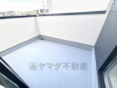 幅広のインナーバルコニーは多少の雨でも洗濯物を守ってくれ、家事を助けてくれること間違いなし。眩しすぎる日差しも和らげます。