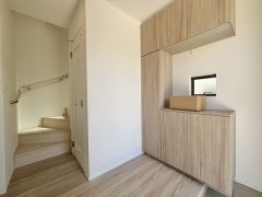 採光も考えられた明るい玄関です。窓もあり、圧迫感がありませんね＾＾シューズボックス棚の上にお花や写真を飾っても良いですね。