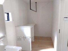 洗面台横にはカウンター付きランドリールームで家事効率UP　毎日の家事がもっと心地よく。