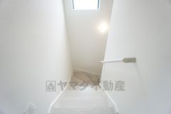 日中でも暗くなりがちな階段には、小窓を配置し採光も考えられたつくり＾＾手摺付きなので安全に上り下りできますね＾＾