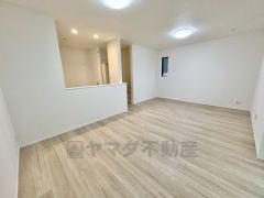 玄関へも2階へも、必ずリビングを通る動線になっているので、顔を合わせる機会が増え家族団らんの間取りに＾＾