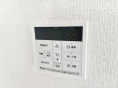 浴室暖房乾燥機には、暖房、乾燥、涼風、換気の4つの機能が付いています。タイマー付きです。雨の日はもちろん、急ぎで洗濯する必要のあるお子様の体操服や、下着類などを乾かすのに便利です。
