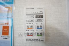 浴室暖房乾燥機付き。天候に左右されず、いつでも好きなときに洗濯物を干せるので、仕事や家事で忙しい方に重宝します。