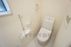 ウォシュレット付きトイレです。1階2階の2ヶ所にトイレがあるので、忙しい朝にもゆとりができますね＾＾