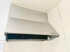 調理スペース近くの空気だけを排気するレンジフード。煙とにおいを排出する効率がよくなり、電気代もお得に＾＾