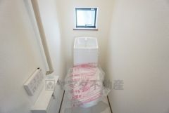 ウォシュレット付きトイレです。1階2階の2ヶ所にトイレがあるので、忙しい朝にもゆとりができますね＾＾