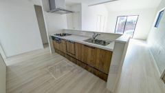 キッチンからリビング全体が見渡せます。