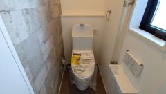 温水洗浄機付トイレです。節水機能もあるので、安心して使えますね。もちろん、1階2階の2ヶ所にトイレがあるので、忙しい朝にもゆとりができますね。