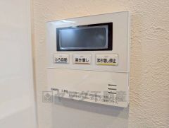 お湯張り、追い炊き、足し湯がボタン一つで楽々操作できる非常に便利な給湯機リモコンです。追い炊きがついていると寒い冬は水道代の節約にもなるので助かりますね