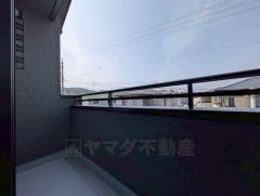 陽当たりの良いバルコニーです。お洗濯やお布団干しはもちろん、日光浴スペースにも。足元は防水工事施工済です。