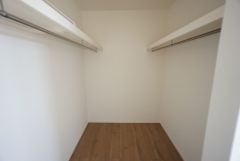 洋室にはハンガーパイプ付きのウォークインクローゼットが設けられています。たっぷり収納できるので衣替えの心配もいりませんね＾＾