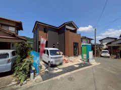 駐車スペース並列で2台分あります。ご夫婦で1台ずつ所持されているご家庭にも安心ですね。