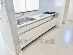 作業台が広く、お料理の効率があがります。対面キッチンなのでお料理をしながら家族との会話も楽しめます。