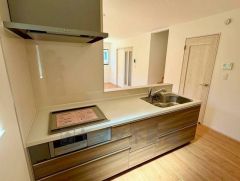 リビングダイニングを見渡せるキッチンです。家族とコミュニケーションをとりながら、楽しくお料理や片付けができそうです＾＾