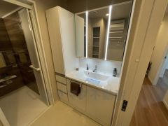 三面鏡つき洗面台。鏡裏にたっぷりとした収納スペースがあります。鏡を閉めてしまえば小物は見えないため、スッキリとした印象の洗面台にできます。