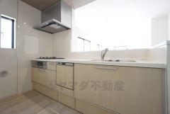 同仕様写真。現況と異なる場合は現況を優先します。家族が集まる開放的なリビング。思い思いの時間を過ごしたり食事をしたり、素敵な団らんの場になりますね。