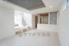 家族が集まる開放的なリビング。思い思いの時間を過ごしたり食事をしたり、素敵な団らんの場になりますね。