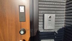 お子様を抱っこしながら簡単に開けられるのが便利なスマートキー。