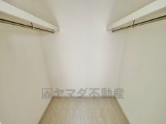 大容量のウォークインクローゼット。季節ごとのお洋服全てを収納できるので、衣替えも楽になりますね＾＾