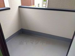 陽当たりの良いバルコニーです。お洗濯やお布団干しはもちろん、日光浴スペースにも。足元は防水工事施工済です。