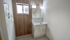 三面鏡にハンドシャワー付きで使いやすい洗面台です＾＾鏡裏と洗面ボウル下に収納付きの洗面台なので、整理整頓ができスッキリと使えます＾＾