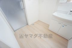 洗面台、洗濯機置き場、バスルームが連なっている、生活導線の考えられた作りになっています。